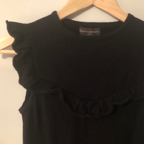 Banana Republic Ruffle Top 🌿 - Picture 3 of 3